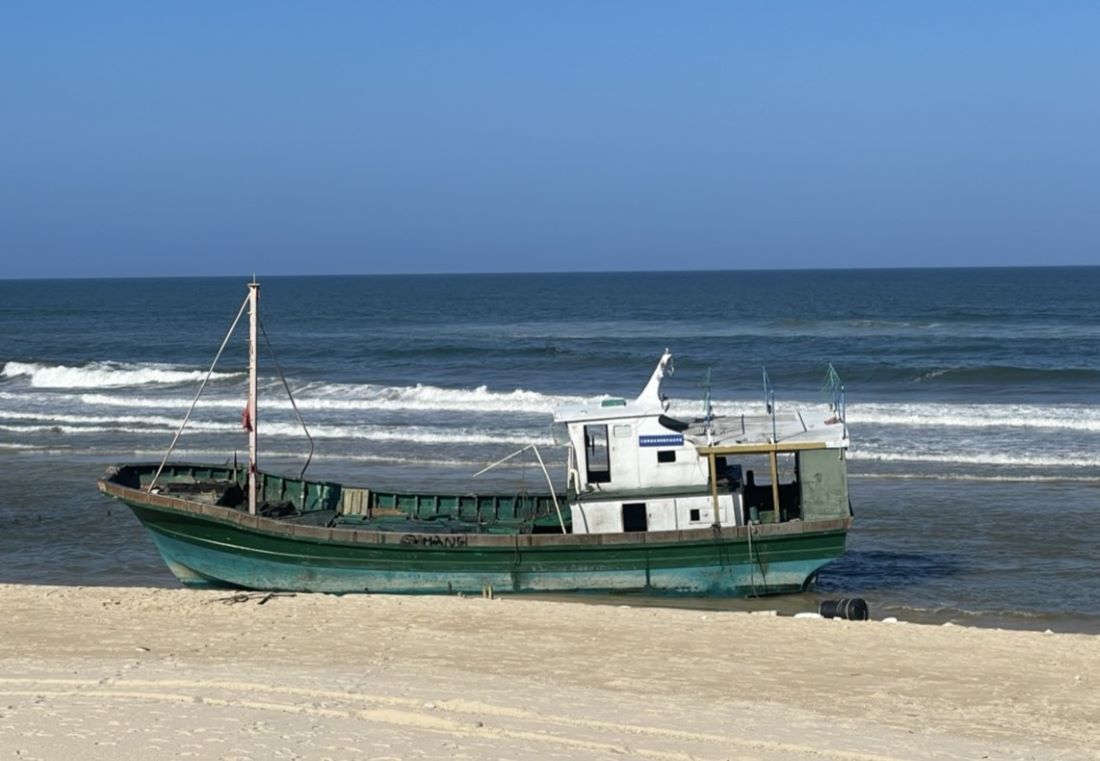 Chiếc tàu không người lái trôi dạt được kéo vào sát bờ. Ảnh: A.V.