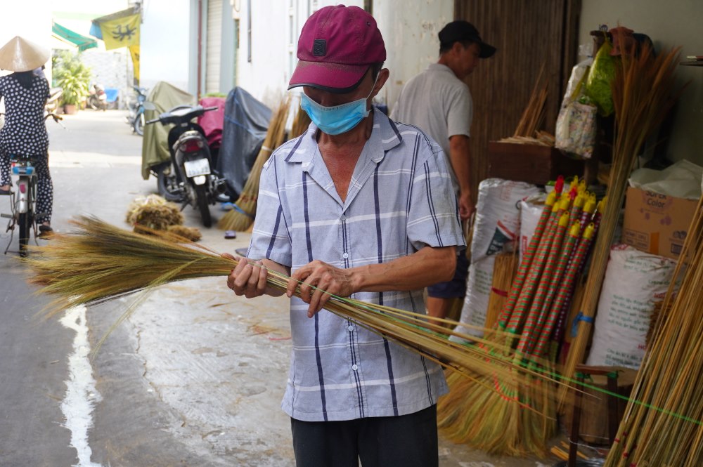 Công đoạn khó hơn và đòi hỏi nhiều sức hơn sẽ được các thợ nam thực hiện vì phải đảm bảo các bó chổi được kết lại với nhau thật chắc chắn.