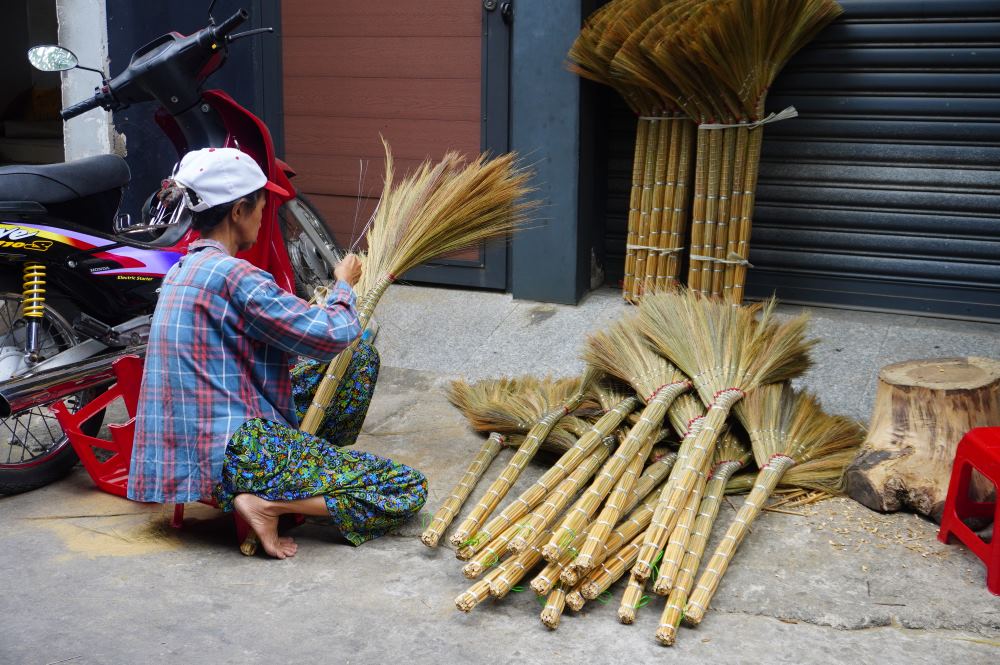 Nghề chổi tuy không mang lại thu nhập dồi dào cho các thợ thủ công tại đây  nhưng lại là nguồn sống cho rất nhiều gia đình. Nhiều thợ thủ công trong làng chổi đót vẫn cần mẫn xé đót, níu giữ cái nghề mà cha ông để lại với quyết tâm “còn sức thì còn làm”.