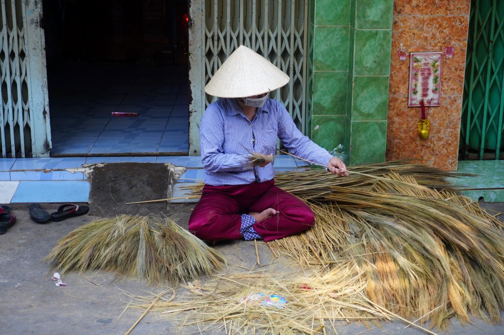 Trước hiên nhà của mỗi gia đình là hình ảnh bận rộn, “luôn tay” của những người thợ làm chổi. Theo quan sát, có khoảng chục hộ với nhiều nhân công đang tất bật các công đoạn để ra chiếc chổi hoàn thiện vào những ngày giáp Tết.