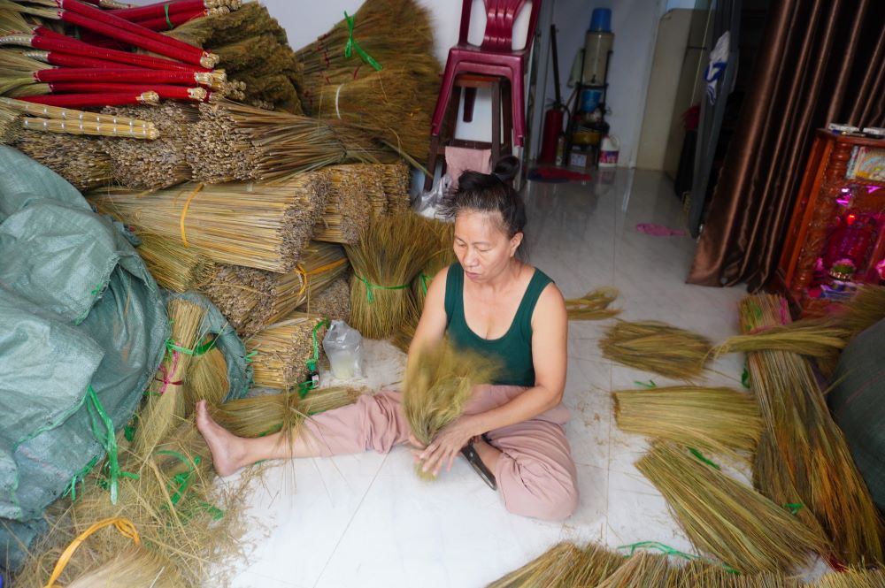 Bà Huỳnh Thị Kim Thảnh (60 tuổi, thợ làm chổi) cho biết, trong con hẻm này chỉ còn rất ít người vẫn gắn bó nghề làm chổi đót. “Nghề này cực nhọc, bụi bẩn, thu nhập không được bao nhiêu nên tôi không khuyến khích các cháu làm. Mà giờ cũng không có bọn trẻ nào theo nghề nữa. Chỉ còn lứa chúng tôi vẫn bám nghề, đến nay cũng phải 30 - 40 năm rồi“, bà Thảnh nói.