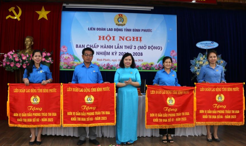  LĐLĐ tỉnh Bình Phước trao tặng cờ thi đua cho đơn vị dẫn đầu phong trào thi đua.