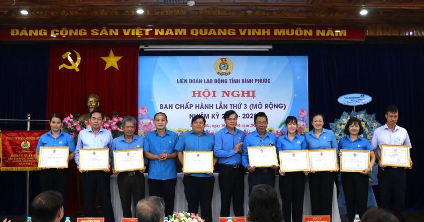 LĐLĐ tỉnh Bình Phước trao bằng khen cho các cá nhân và tập thể xuất sắc trong năm 2023. Ảnh: Văn Sơn