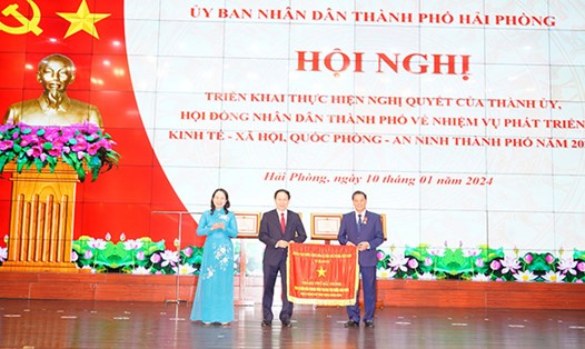 Phó Chủ tịch nước Võ Thị Ánh Xuân trao Cờ thi đua xuất sắc của Chính phủ cho TP Hải Phòng. Ảnh: Đàm Thanh