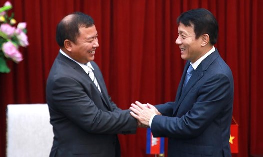 Thượng tướng Lương Tam Quang (bên phải) tiếp Thống tướng Por Phak. Ảnh: Bộ Công an