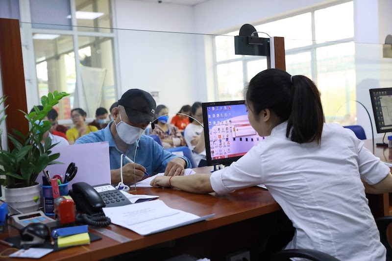 Người lao động làm thủ tục nhận bảo hiểm thất nghiệp. Ảnh minh họa: Hải Nguyễn.
