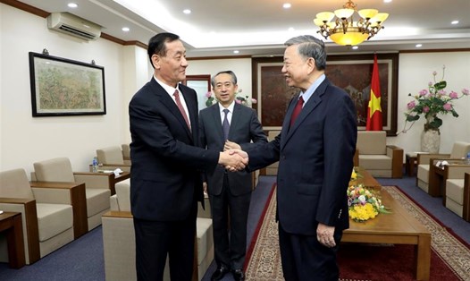 Bộ trưởng Tô Lâm chào mừng ông Trần Tư Nguyên cùng Đoàn công tác của Bộ Công an Trung Quốc sang thăm Việt Nam. Ảnh: Bộ Công an
