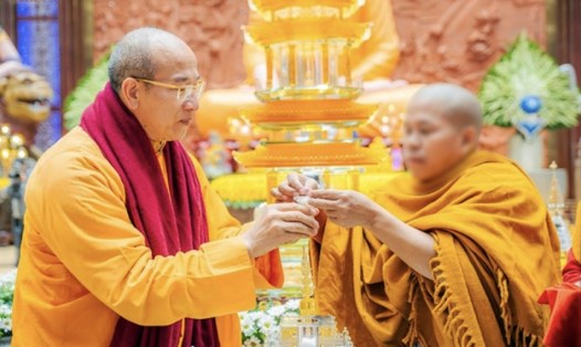 Đại đức Thích Trúc Thái Minh vừa bị Giáo hội Phật giáo họp áp dụng kỷ luật vì trực tiếp liên quan việc tổ chức trưng bày vật thể được cho là "xá lợi tóc Đức Phật" cung thỉnh từ Myanmar về chùa Ba Vàng. Ảnh: GHPG Việt Nam
