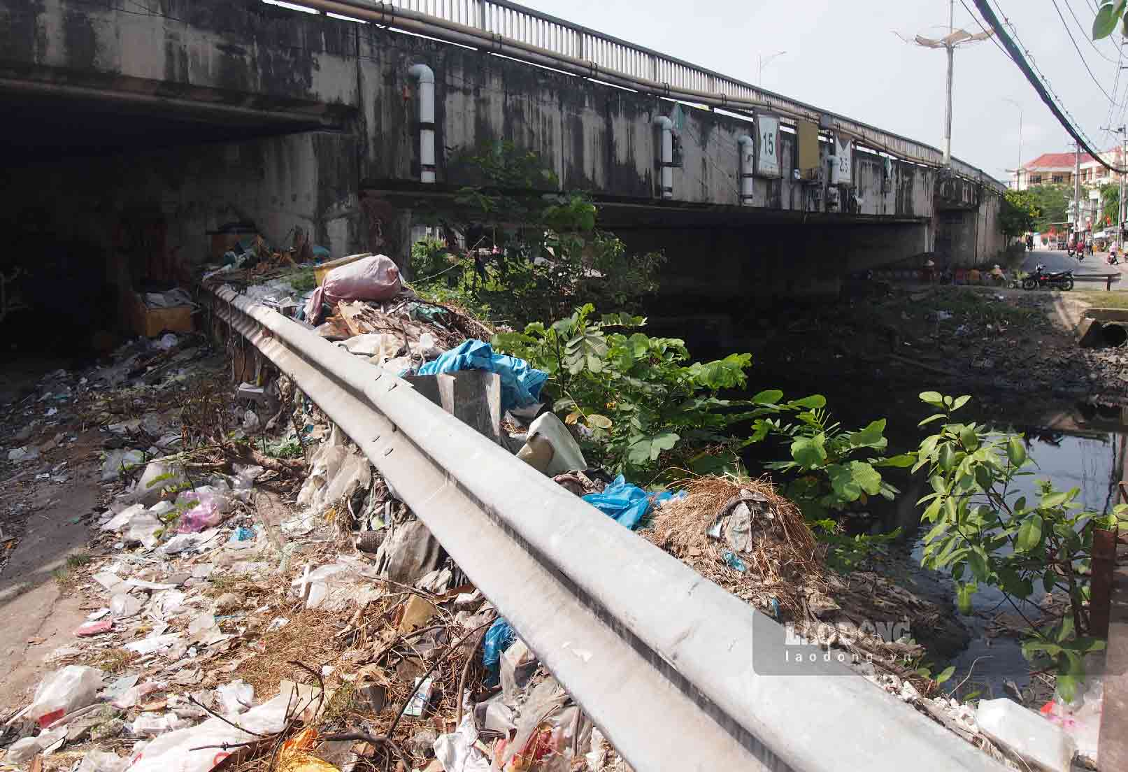 Theo người dân, rác thải được tập kết, vứt ngổn ngang dưới chân cầu Đầu Sấu đã hình thành nhiều năm. Ảnh: Bích Ngọc