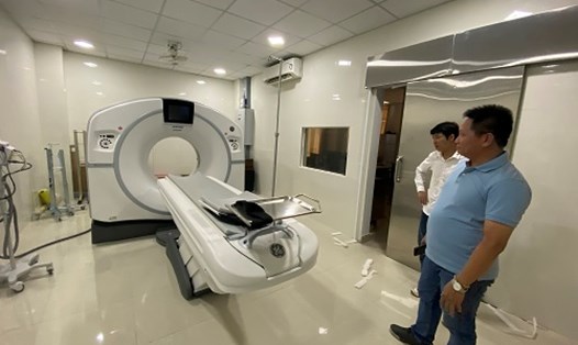 Hệ thống chụp CT – Scanner 128 dãy trị giá hàng chục tỉ đồng phải trùm mền. Ảnh: Thanh Tuấn 