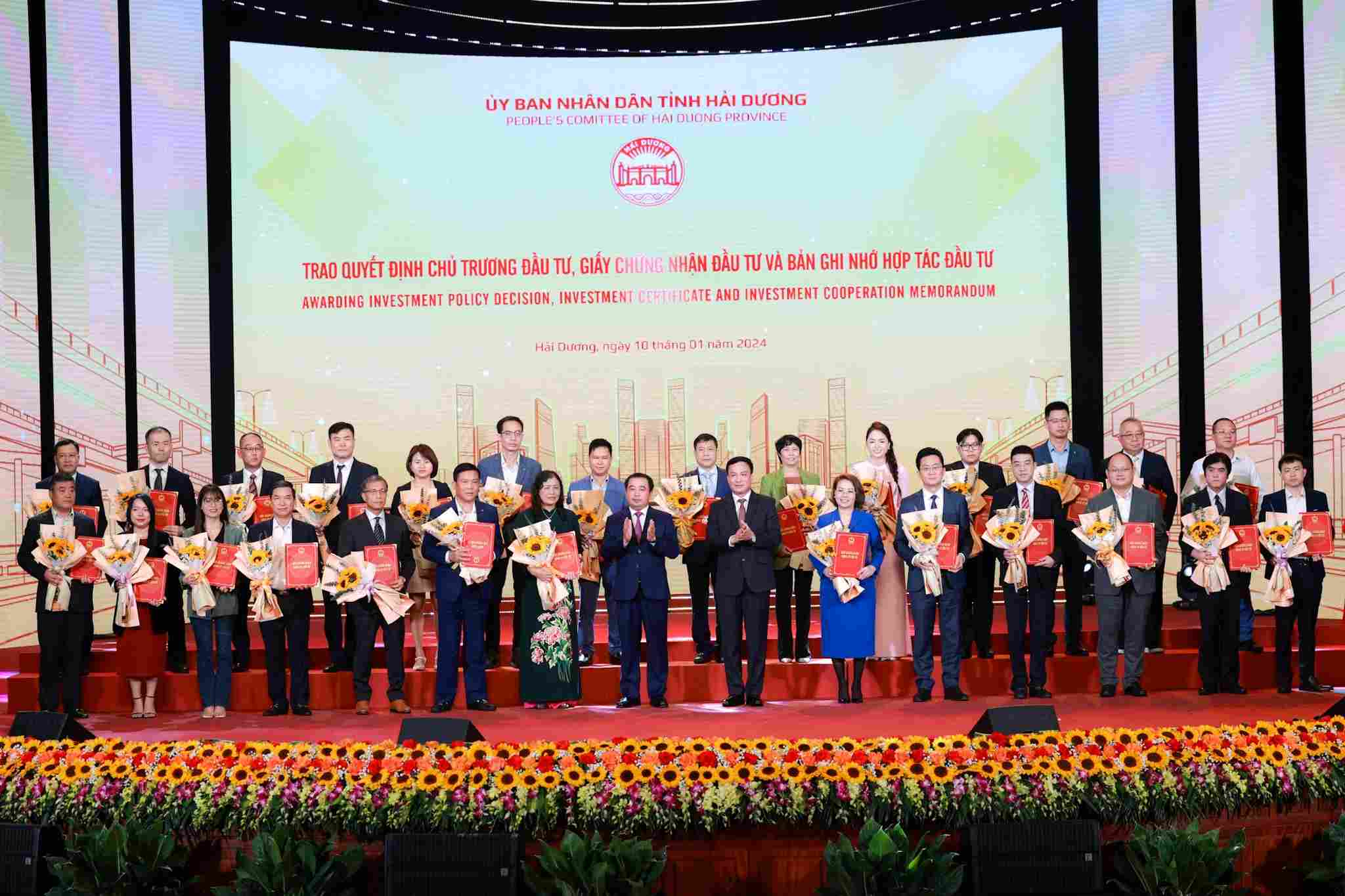 Lãnh đạo tỉnh Hải Dương trao Giấy chứng nhận đầu tư cho một số doanh nghiệp. Ảnh: Hải Nguyễn
