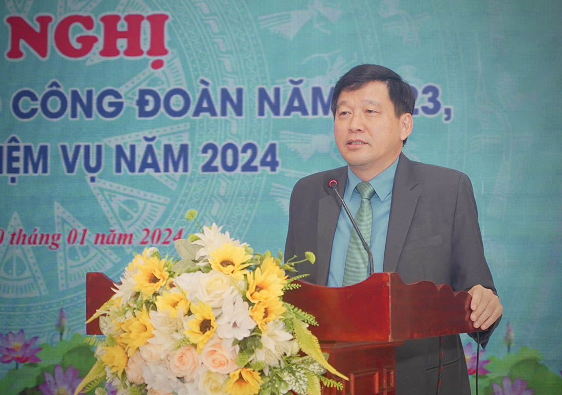 Chủ tịch Liên đoàn Lao động tỉnh Nghệ An Kha Văn Tám phát biểu chỉ đạo tại hội nghị. Ảnh: Quỳnh Trang