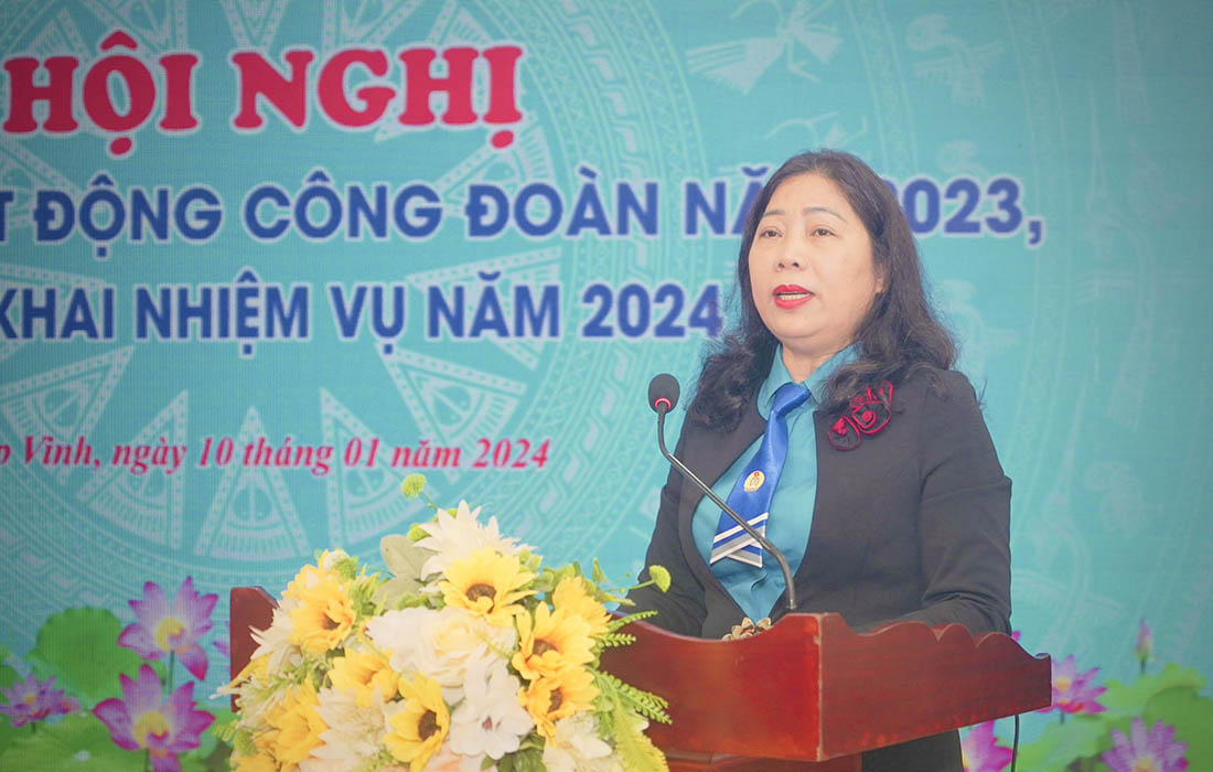 Bà Trần Thị Thu Hà - Chủ tịch Công đoàn ngành Y tế Nghệ An phát biểu tại Đại hội. Ảnh: Quỳnh Trang