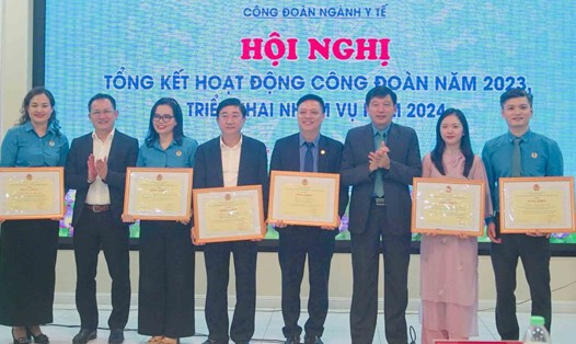 Chủ tịch Liên đoàn Lao động tỉnh Nghệ An trao Bằng khen cho các tập thể  đạt thành tích xuất sắc. Ảnh: Quỳnh Trang