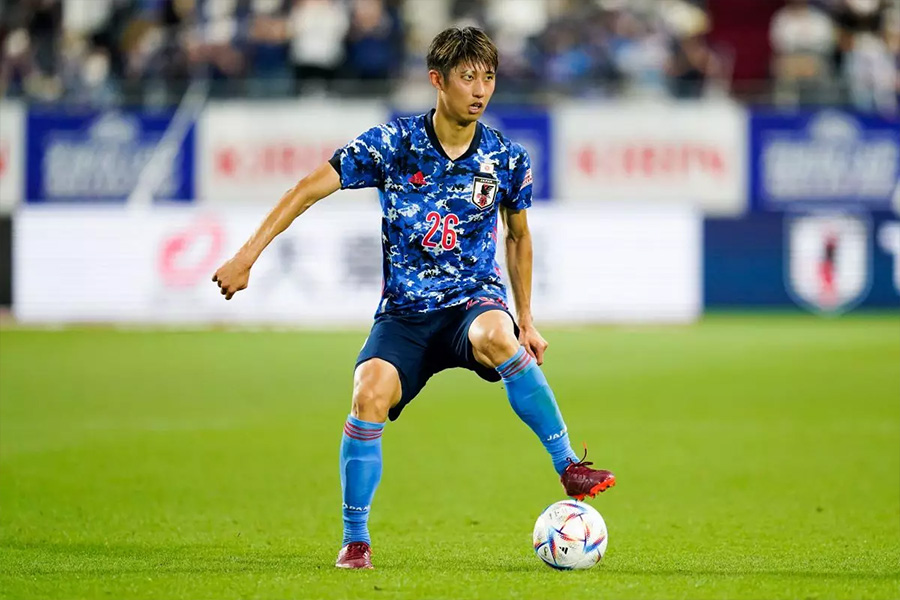 Trung vệ: Hiroki Ito - 22 triệu Euro  Hiroki Ito đang có phong độ cao tại Bundesliga trong màu áo của CLB Stuttgart mùa giải năm nay. Cầu thủ sinh năm 1999 này được đánh giá cao ở khả năng phát động tấn công tốt. Ở tuyển Nhật Bản, anh đã thi đấu 13 trận và ghi 1 bàn thắng. Ảnh: AFC.