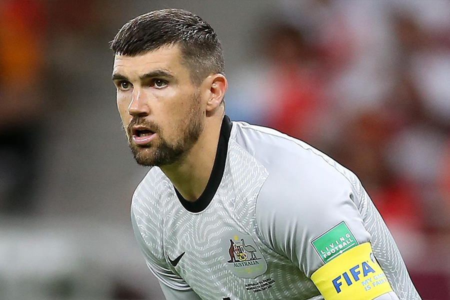 Thủ môn: Mathew Ryan - 4 triệu Euro  Mathew Ryan chính là thủ môn được định giá cao nhất tại Asian Cup 2023 với 4 triệu euro. Thủ thành người Úc hiện thi đấu cho CLB AZ Alkmaar tại Giải vô địch Hà Lan. Mathew Ryan bắt đầu khoác áo tuyển Úc từ năm 2012 đến nay. Anh cũng sở hữu khả năng chơi bóng bằng chân ấn tượng và có nhiều pha cản phá xuất sắc.