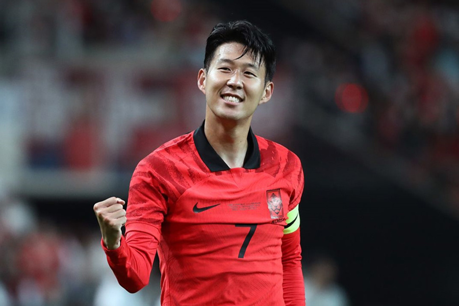 Tiền đạo: Son Heung-min - 50 triệu Euro  Đội trưởng của CLB Tottenham Hotspur và ĐTQG Hàn Quốc được xem là một trong những cầu thủ hàng đầu thế giới và được công nhận rộng rãi là cầu thủ bóng đá châu Á xuất sắc nhất mọi thời đại. Son Heung Min ghi tổng cộng 41 bàn sau 116 trận trong màu áo đội tuyển quốc gia. Năm 2016 và 2018, anh cũng ghi được 3 bàn sau 10 lần ra sân cho U23 Hàn Quốc. Hiện tại Son Heung-min có giá 50 triệu euro. Ảnh: AFC.