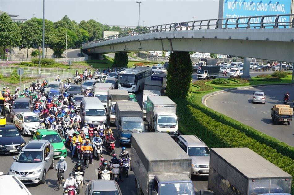 Mật độ phương tiện lưu thông trên trục đường trước sân bay Tân Sơn Nhất khá lớn nên thường ùn tắc giao thông. Ảnh: Minh Quân