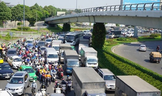 Mật độ phương tiện lưu thông trên trục đường trước sân bay Tân Sơn Nhất khá lớn nên thường ùn tắc giao thông. Ảnh: Minh Quân