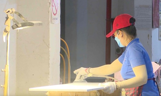 Người lao động tại một doanh nghiệp ngành gỗ tại Khu công nghiệp Tam Phước, TP Biên Hoà. Ảnh: Hà Anh Chiến