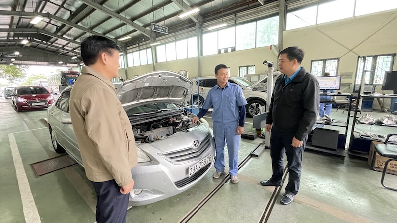 Ông Phạm Hoài Phương - Chủ tịch Công đoàn Giao thông Vận tải Việt Nam (bên phải) - động viên người lao động dịp cuối năm 2023. Ảnh: Hà Anh