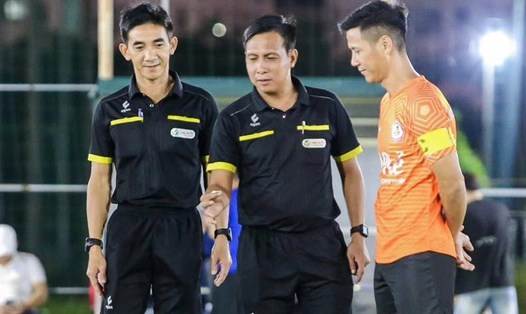 Trọng tài Lê Tuấn Kiệt (giữa) bị hành hung khi điều khiển trận đấu ở giải phong trào. Ảnh: BTC giải đấu