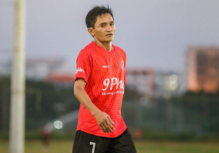 Cầu thủ Nguyễn Hồng Quang tấn công trọng tài tối 9.1 Ảnh: BTC giải đấu