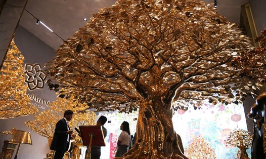 Cận cảnh cây bồ đề mạ vàng nặng 1,2 tấn lớn nhất Việt Nam. Ảnh: Anh Tú