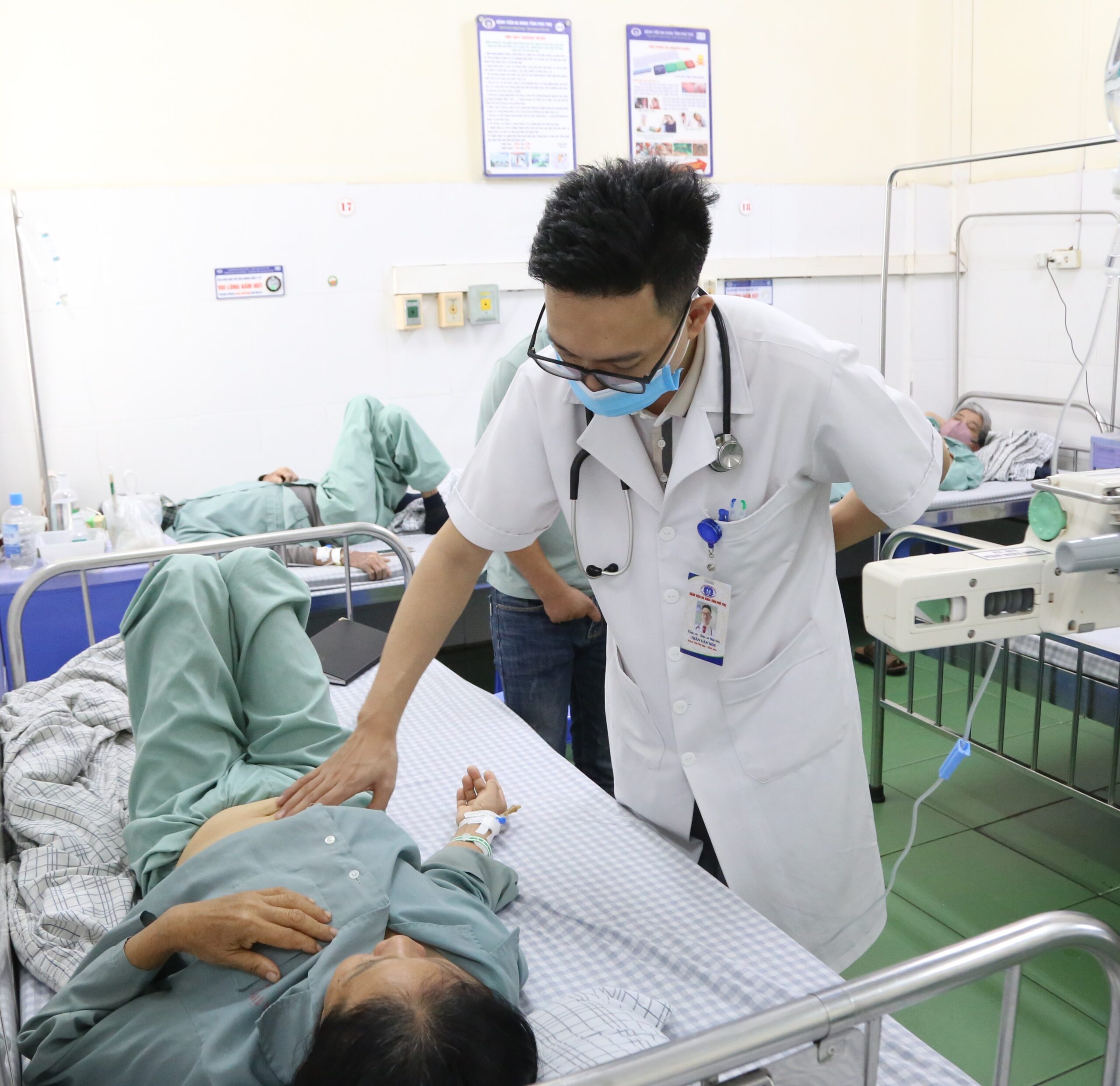 Bác sĩ thăm khám cho người bệnh. Ảnh: BVCC