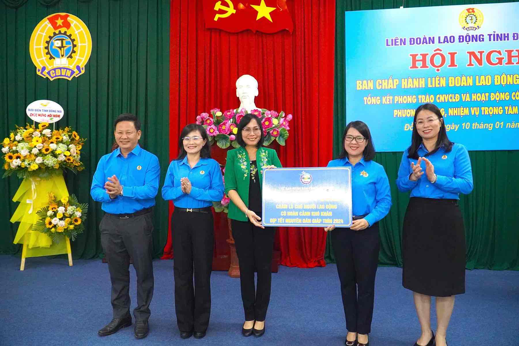 Bà Nguyễn Thị Hoàng - Phó chủ tịch UBND tỉnh Đồng Nai (ở giữa) trao số tiền 30 tỉ đồng chăm lo Tết cho đoàn viên người lao động. Ảnh: Hà Anh Chiến