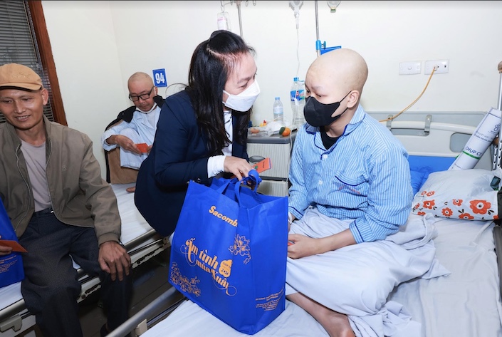 Bà Nguyễn Đức Thạch Diễm - Phó Chủ tịch thường trực HĐQT kiêm Tổng giám đốc Sacombank thăm hỏi, động viên và tặng quà Tết cho bệnh nhân tại Viện Huyết học - Truyền máu Trung ương. Ảnh: STB
