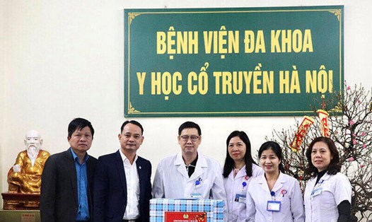 Ông Trịnh Tố Tâm - Chủ tịch Công đoàn ngành Y tế Hà Nội (thứ hai từ trái sang) tặng quà cán bộ, đoàn viên trong ngành dịp Tết Nguyên đán Quý Mão năm 2023 (ảnh minh hoạ). Ảnh: CĐCT