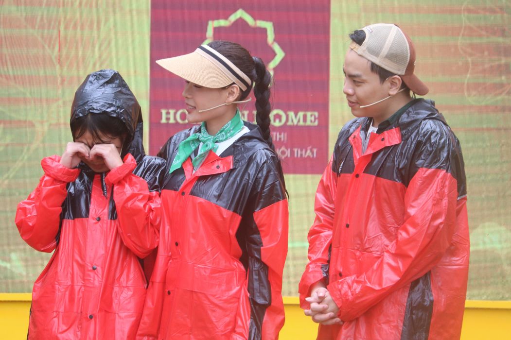 Thuý Diễm, Hứa Kim Tuyền động viên các em nhỏ. Ảnh: Bee