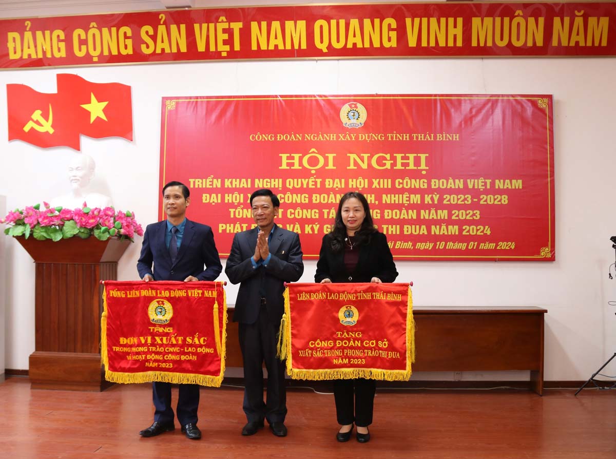 Phó chủ tịch LĐLĐ tỉnh Thái Bình Nguyễn Thanh Bình trao cờ thi đua của LĐLĐ tỉnh cho các tập thể tại hội nghị. Ảnh: Bá Mạnh