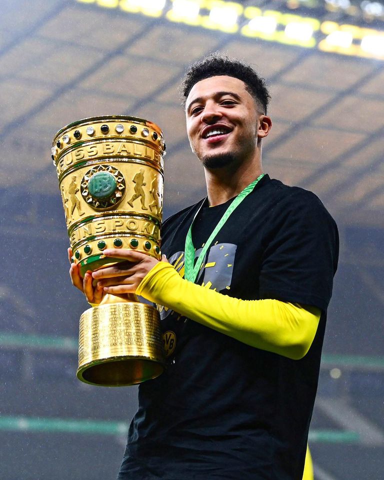 Sancho và danh hiệu DFB-Pokal cùng Dortmund. Ảnh: AFP