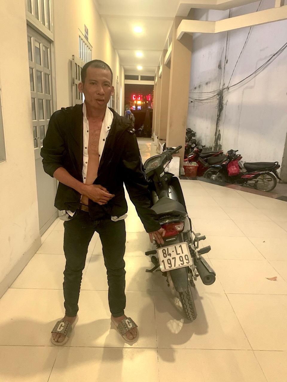 Đối tượng trộm xe máy từ Trà Vinh, đang trên đường tẩu thoát về TPHCM đã bị công an Long An bắt giữ. Ảnh: Công an cung cấp