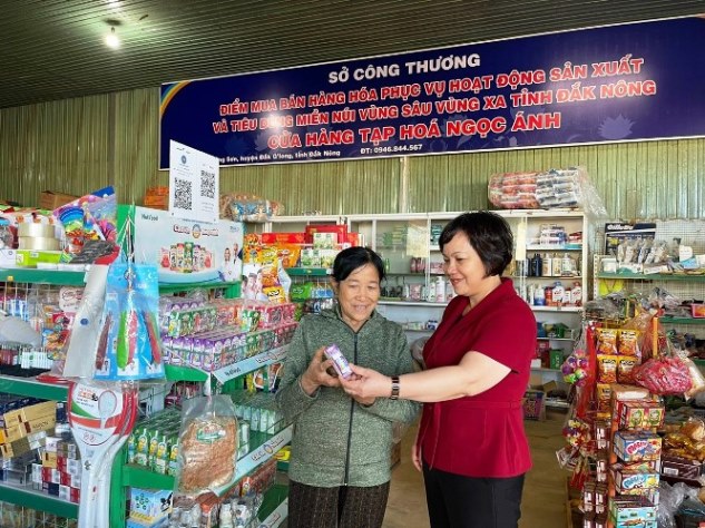 Bà Lê Việt Nga - Phó Vụ trưởng Vụ Thị trường trong nước (Bộ Công Thương) đi kiểm tra công tác chuẩn bị hàng hóa, thực phẩm Tết tại Đắk Nông. Ảnh: Thủy Thủy