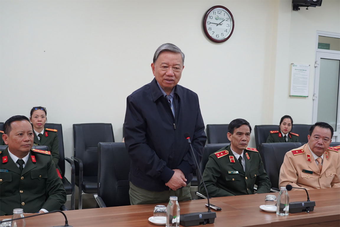 Bộ trưởng Tô Lâm cảm ơn sự quan tâm, chỉ đạo kịp thời của lãnh đạo Bệnh viện Việt Đức đối với cán bộ chiến sĩ bị thương của Công an TP Hà Nội. Ảnh: Công an TP Hà Nội