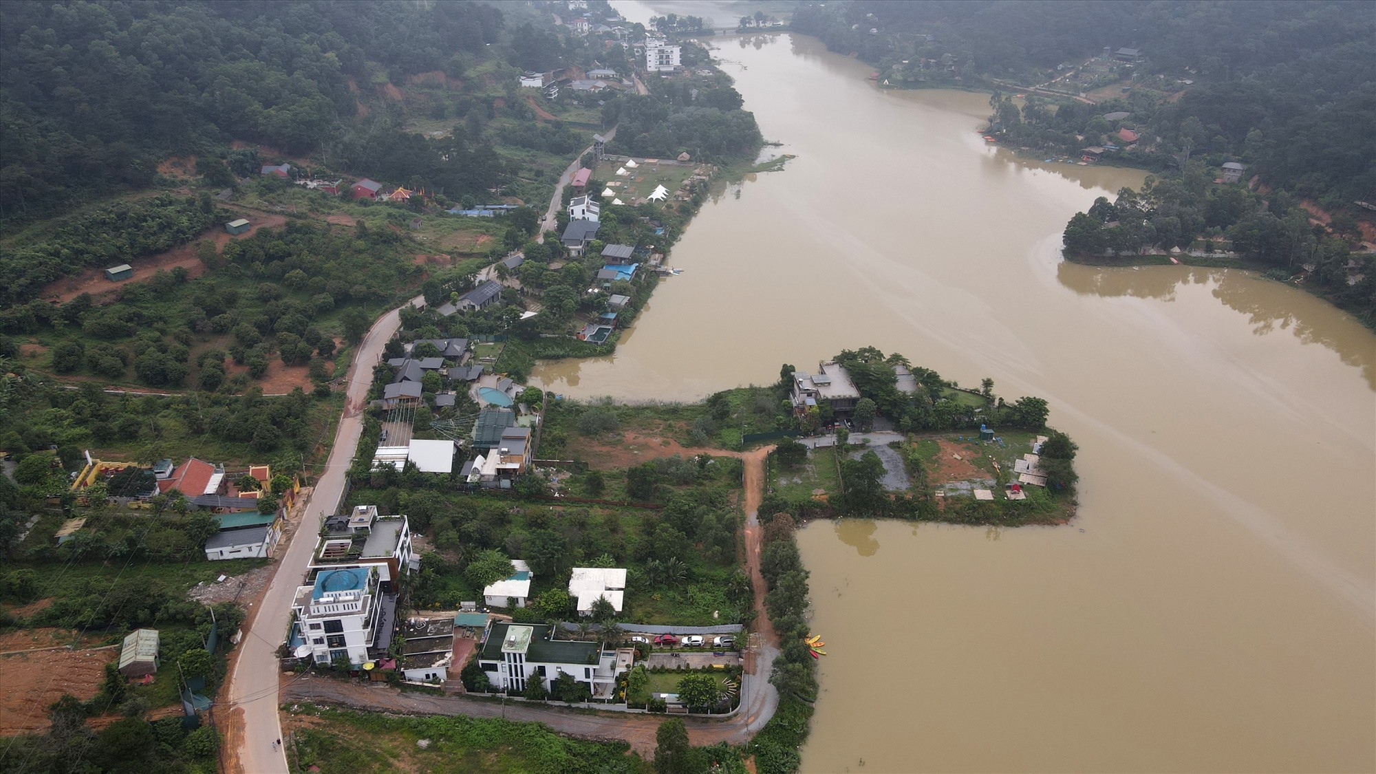 Sai phạm xây dựng tràn lan "bức tử" hồ Đồng Đò ở Sóc Sơn, ảnh chụp tháng 8.2023. Ảnh: Cao Nguyên