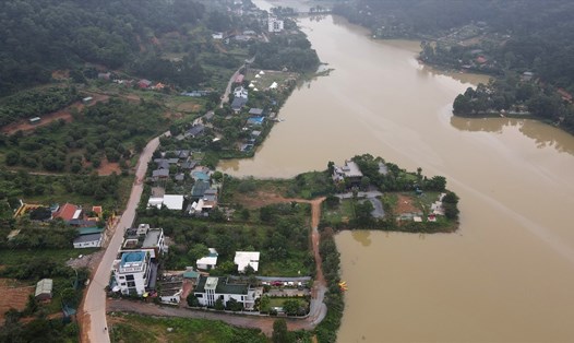 Sai phạm xây dựng tràn lan "bức tử" hồ Đồng Đò ở Sóc Sơn, ảnh chụp tháng 8.2023. Ảnh: Cao Nguyên