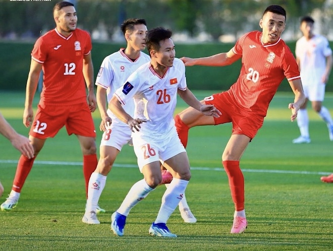 Triệu Việt Hưng, Hùng Dũng trong đội hình ra sân của tuyển Việt Nam gặp Kyrgyzstan. Ảnh: LĐBĐ Kyrgyzstan