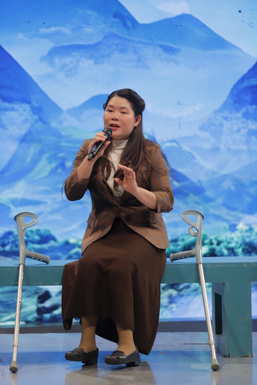 Cô giáo Đặng Thị Thanh Tâm khoe giọng hát ngọt ngào. Ảnh: VTV
