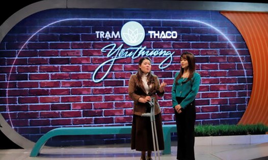 Cô giáo khuyết tật Đàm Thị Thanh Tâm làm khách mời trong chương trình "Trạm yêu thương". Ảnh: VTV