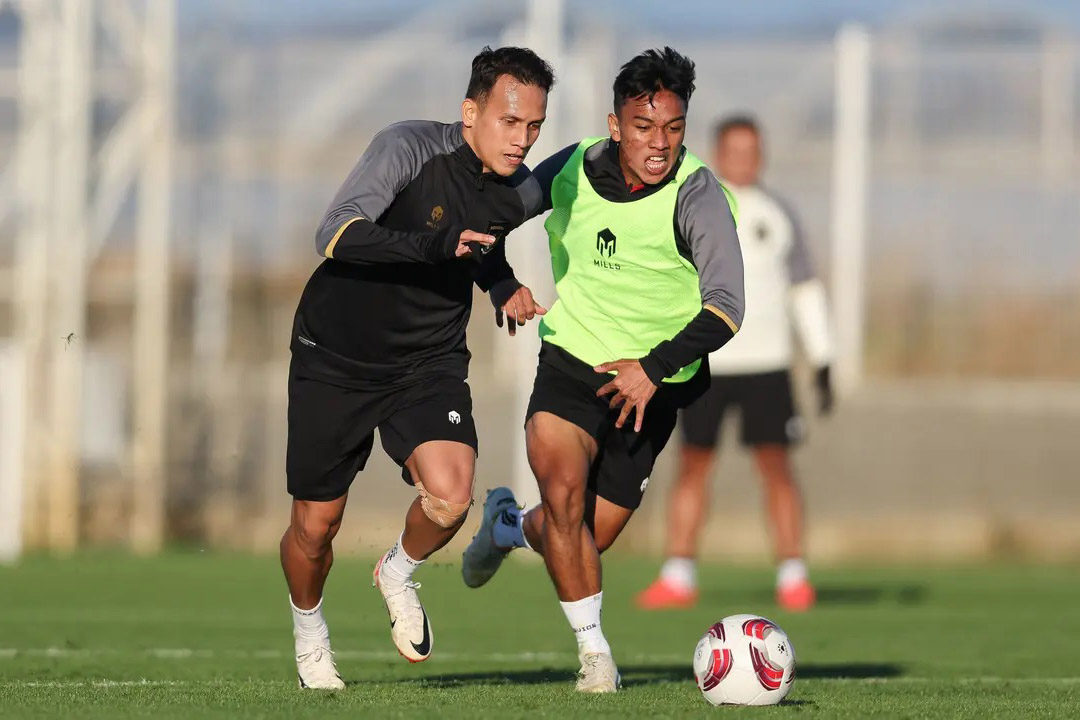 Arkhan Fikri (phải) trong chuyến tập huấn cùng tuyển Indonesia trước Asian Cup 2023. Ảnh: Bola