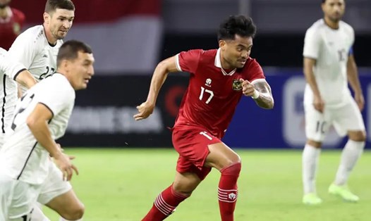 Saddil Ramdani (áo đỏ) có nguy cơ bị loại khỏi đội tuyển Indonesia vì vi phạm kỉ luật. Ảnh: Bola