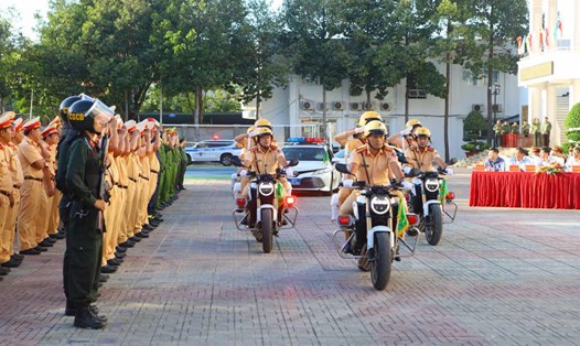 CSGT Bình Thuận diễu hành ra quân. Ảnh: Duy Tuấn