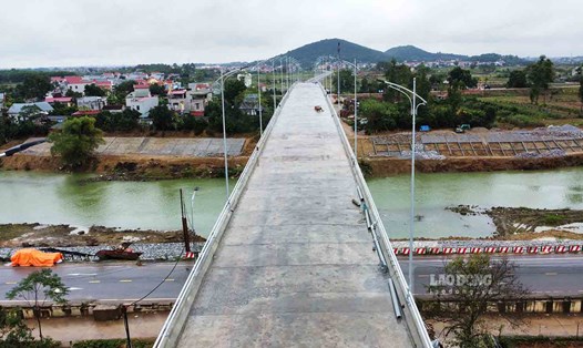 Cây cầu Hoà Sơn nối Thái Nguyên - Bắc Giang chuẩn bị thông xe. Ảnh: Việt Bắc.