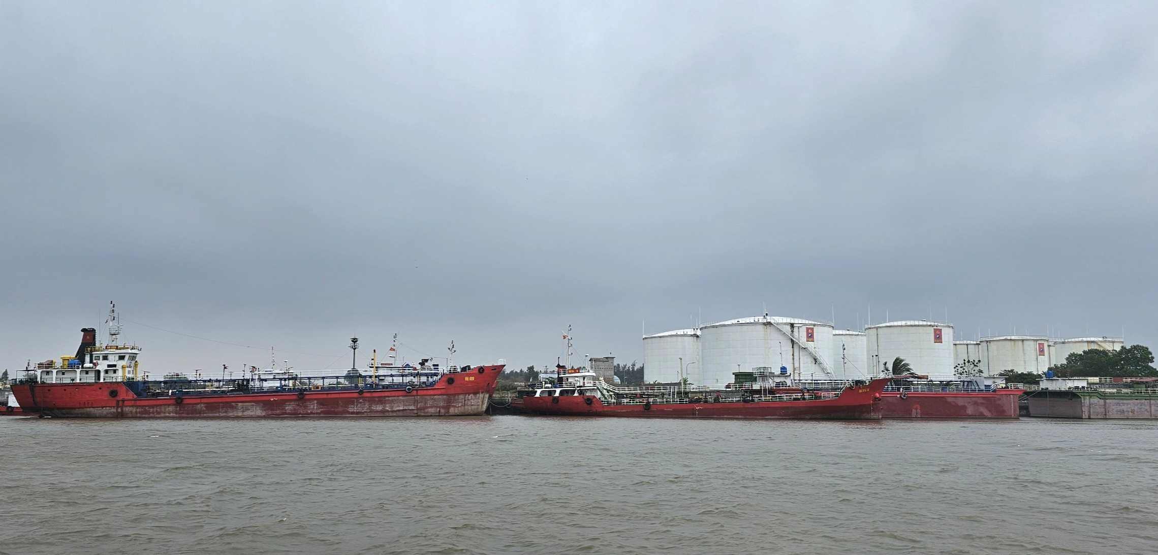 Thời điểm trưa ngày 10.1, có hai tàu chở dầu của Hải Hà Petro gồm tàu HH 689 và tàu Hải Hà 18 đang neo đậu cạnh tổng kho xăng dầu