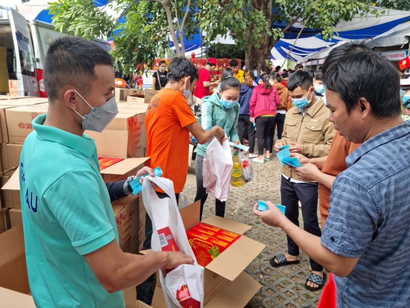 Công nhân Khu chế xuất Linh Trung mua quà Tết từ phiếu tặng quà do công đoàn trao tặng. Ảnh: Nam Dương