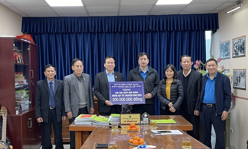 Lãnh đạo Công đoàn Giao thông Vận tải VN và Quỹ Từ thiện Công đoàn Giao thông Vận tải VN đã tới trao quà cho Hội Cựu Thanh niên xung phong VN. Ảnh: Hà Anh